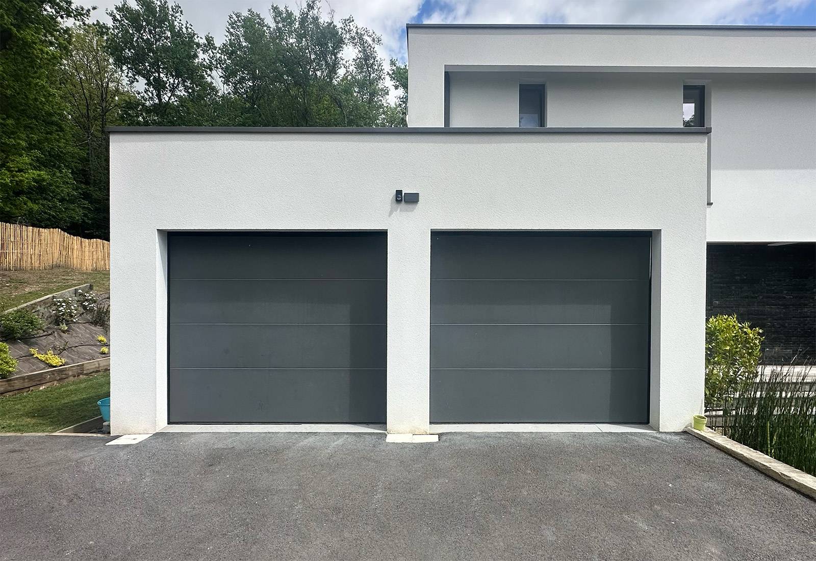 Pose d’une double porte de garage sectionnelle motorisée en aluminium à Lesparre-Médoc