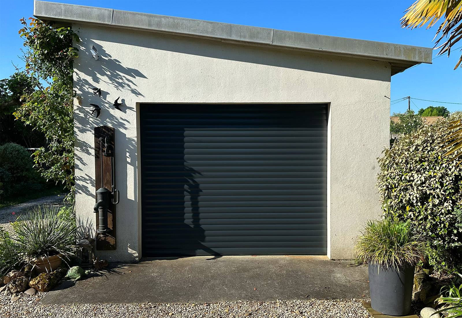 Pose d’une porte de garage enroulable motorisée en aluminium à Bordeaux