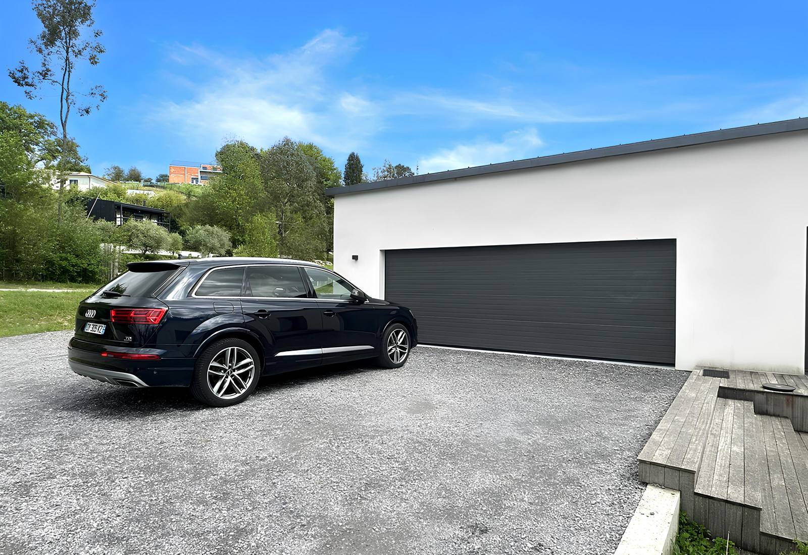 Installation d’une porte de garage sectionnelle motorisée en aluminium à Blaye