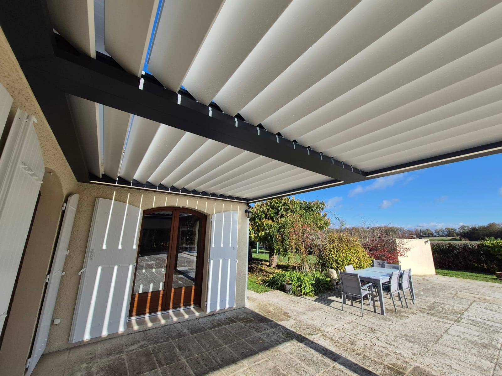 Pose de pergola bioclimatique à lames orientables et screen motorisé à Saint -Loubès près de Bordeaux