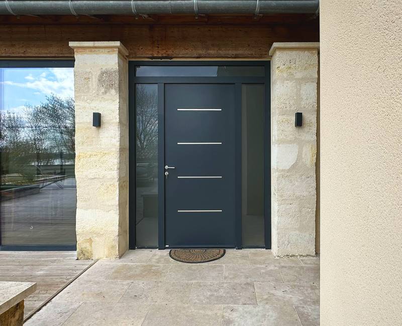 Installation d’une porte d’entrée en aluminium de la marque ZILTEN modèle COTTIM 11 à Libourne près de Bordeaux
