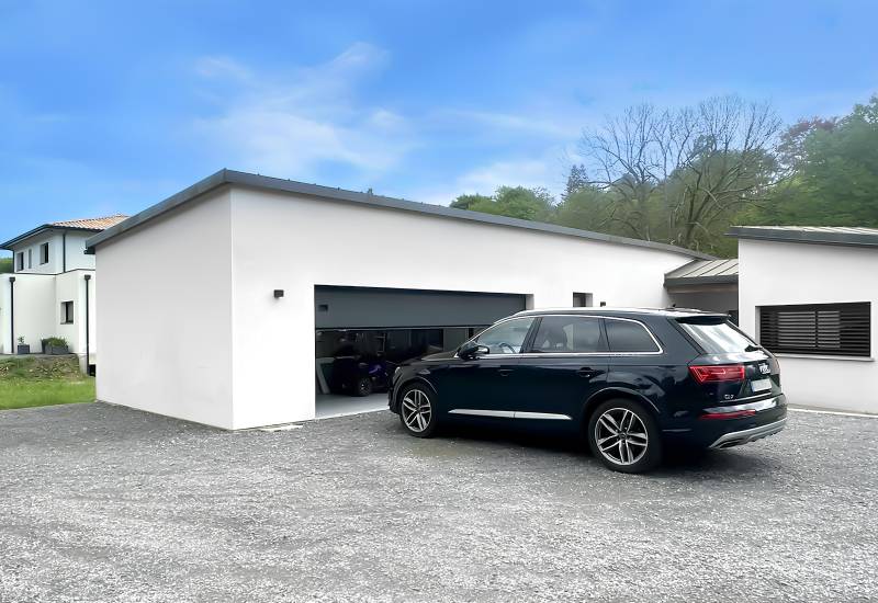 Installation d’une porte de garage sectionnelle motorisée en aluminium à Blaye