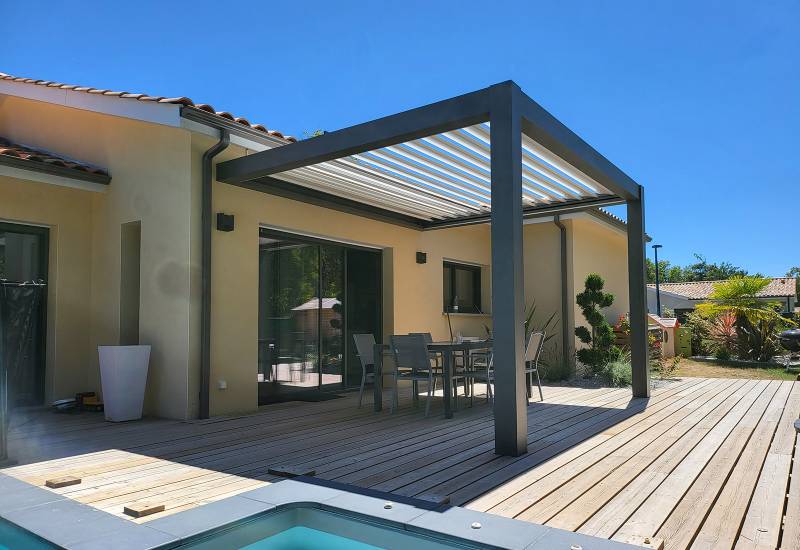 Installation d’une pergola bioclimatique en aluminium motorisée à lames orientables à Biscarosse proche du bassin d'Arcachon