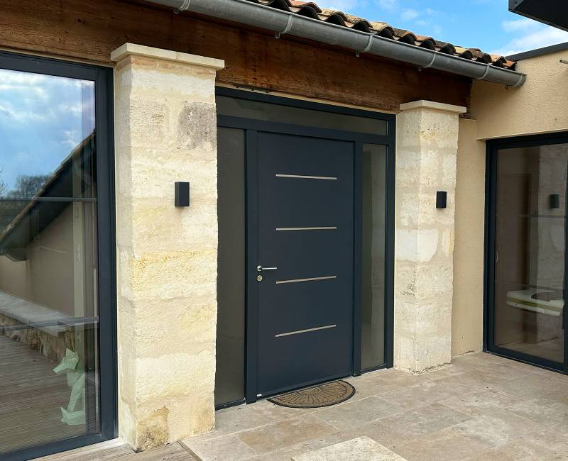 Installation d’une porte d’entrée en aluminium de la marque ZILTEN modèle COTTIM 11 à Libourne près de Bordeaux