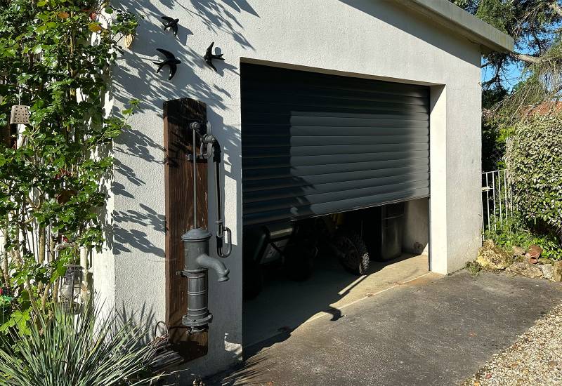 Pose d’une porte de garage enroulable motorisée en aluminium à Bordeaux