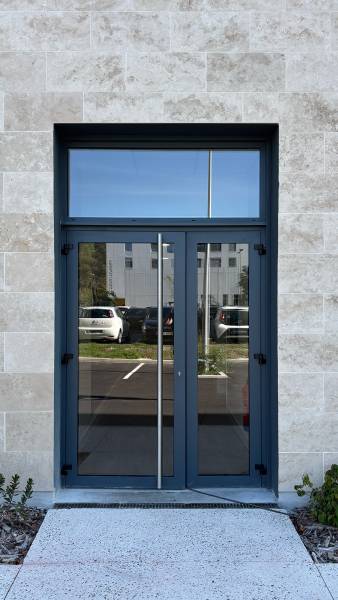 Porte fenêtre alu avec baton maréchal