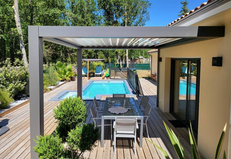 Installation d’une pergola bioclimatique en aluminium motorisée à lames orientables à Biscarosse proche du bassin d'Arcachon