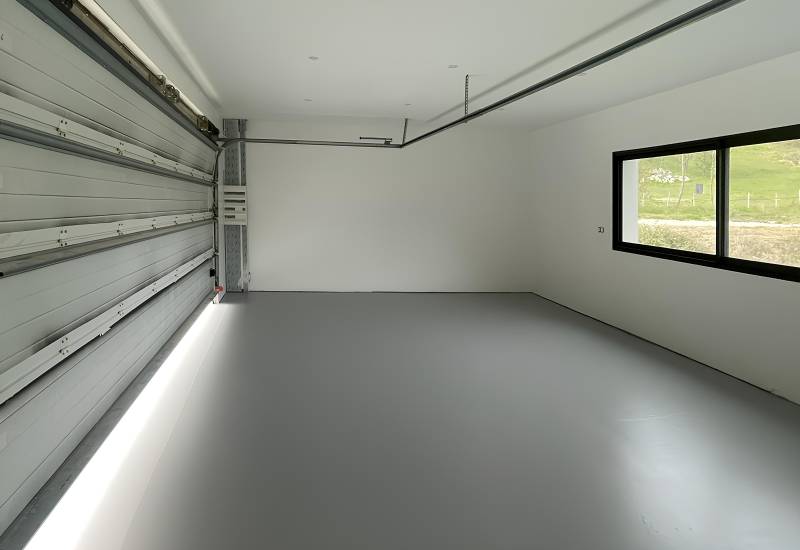 Installation d’une porte de garage sectionnelle motorisée en aluminium à Blaye