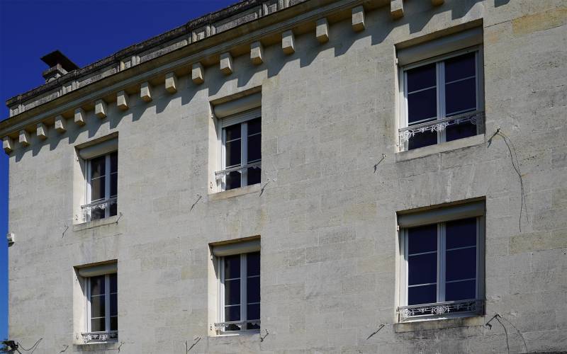 Installation fenêtres aluminium blanches avec volets roulants solaires en Gironde