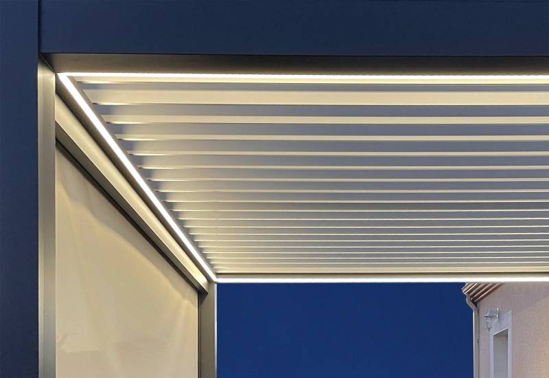 Installation d’une pergola bioclimatique en aluminium motorisée à lames orientables à Biscarosse proche du bassin d'Arcachon