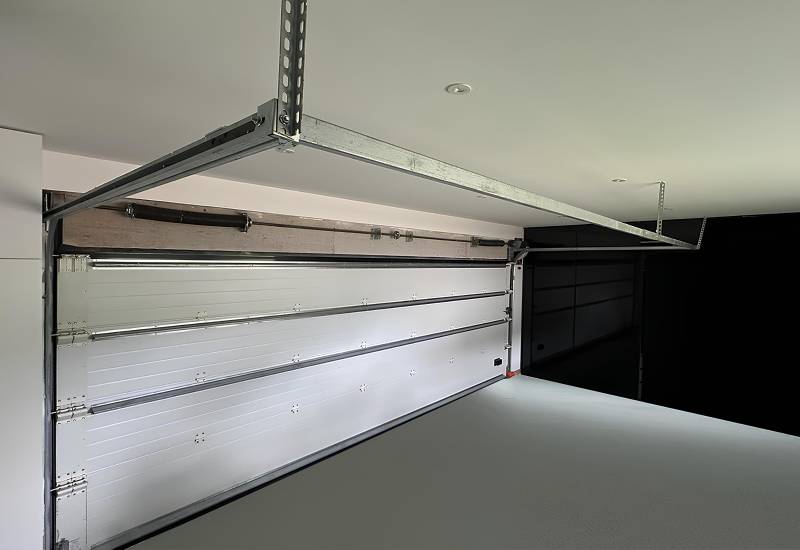 Installation d’une porte de garage sectionnelle motorisée en aluminium à Blaye