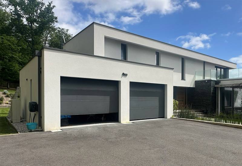 Pose d’une double porte de garage sectionnelle motorisée en aluminium à Lesparre-Médoc