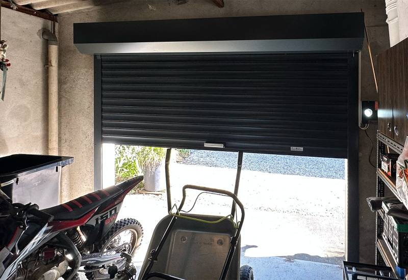 Pose d’une porte de garage enroulable motorisée en aluminium à Bordeaux