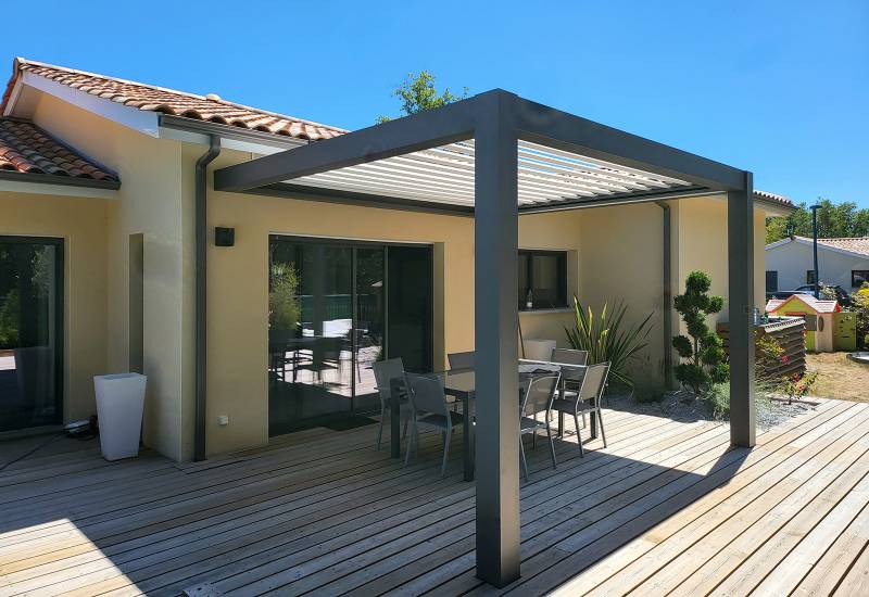 Installation d’une pergola bioclimatique en aluminium motorisée à lames orientables à Biscarosse proche du bassin d'Arcachon