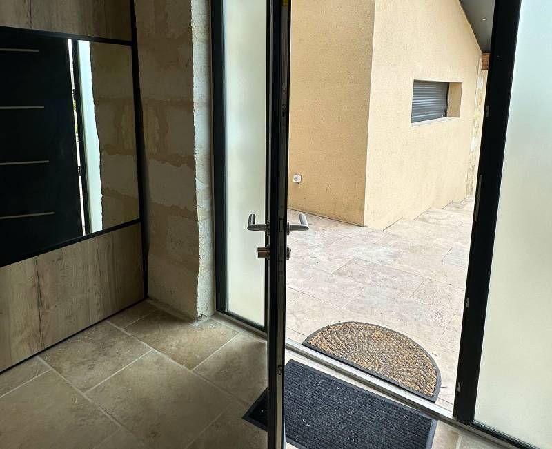 Installation d’une porte d’entrée en aluminium de la marque ZILTEN modèle COTTIM 11 à Libourne près de Bordeaux