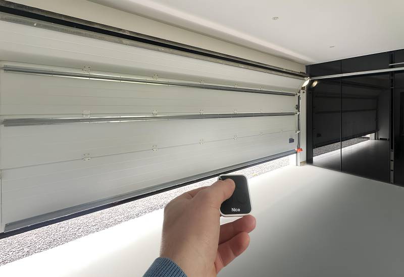 Installation d’une porte de garage sectionnelle motorisée en aluminium à Blaye