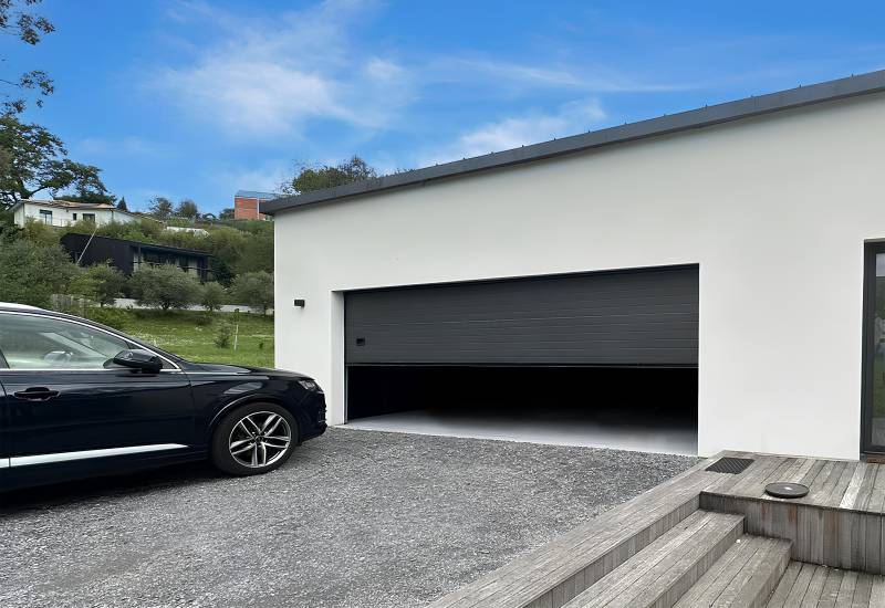 Installation d’une porte de garage sectionnelle motorisée en aluminium à Blaye