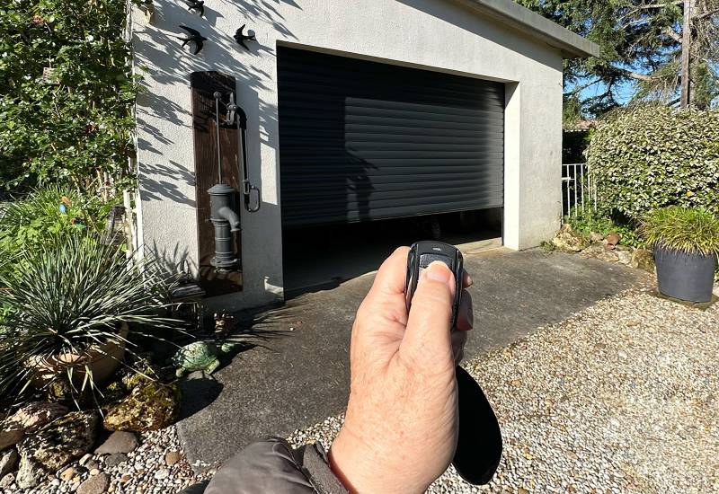 Pose d’une porte de garage enroulable motorisée en aluminium à Bordeaux