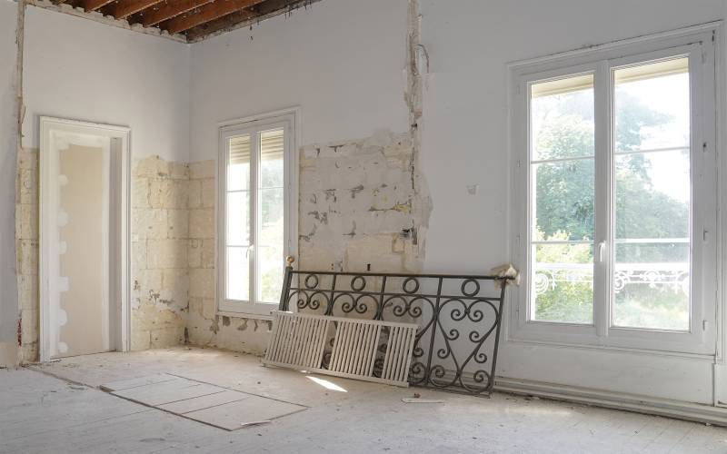 Pose de fenêtres alu blanc Prefal pour rénovation château