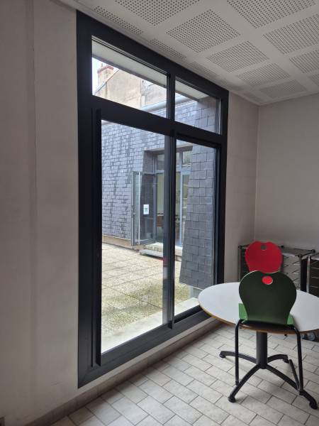 Pose de baies vitrées coulissantes en aluminium noir pour la Banque de France à Bordeaux 