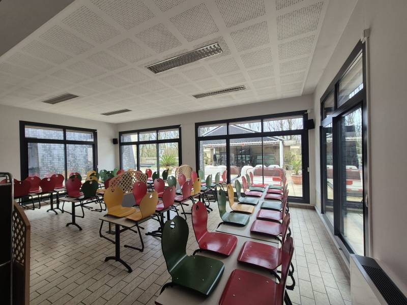 Pose de baies vitrées coulissantes en aluminium noir pour la Banque de France à Bordeaux 