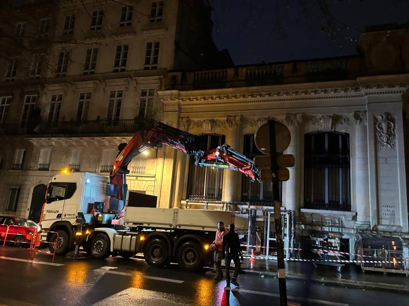 Livraison de fenêtres en aluminium noir pour la Banque de France à Bordeaux