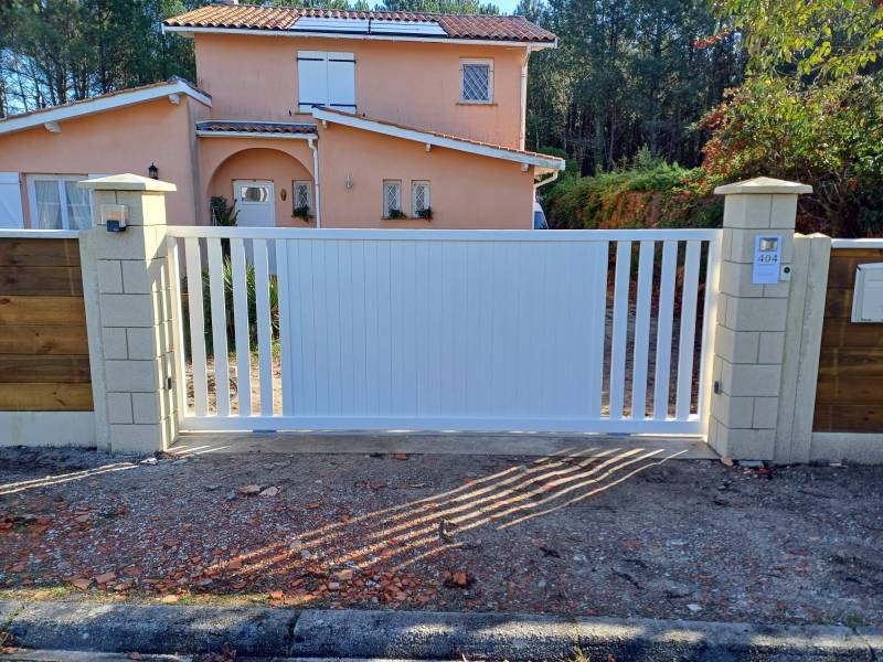 Pose d'un portail coulissant en aluminium à Sanguinet près d'Arcachon