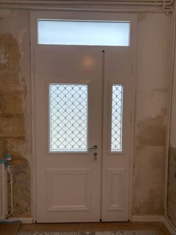 Installation d'une porte d'entrée bicolore à Bordeaux