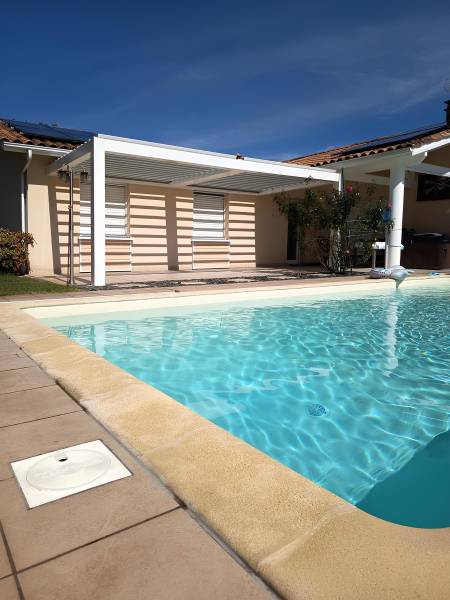 Pergola a lames orientable bordeaux