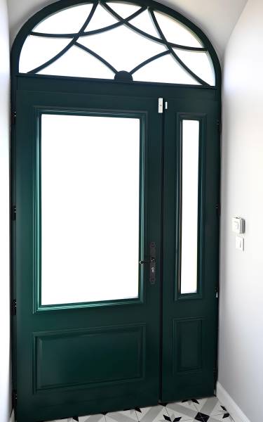 Porte d’entrée en bois élégante et performante installée au Cap Ferret
