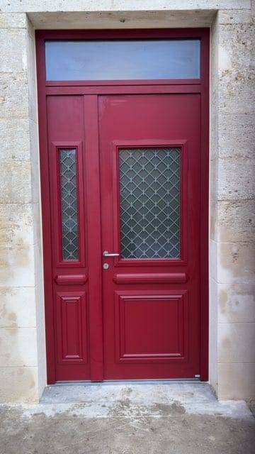 Installation d'une porte d'entrée bicolore en aluminium avec châssis latéral et imposte à Bordeaux
