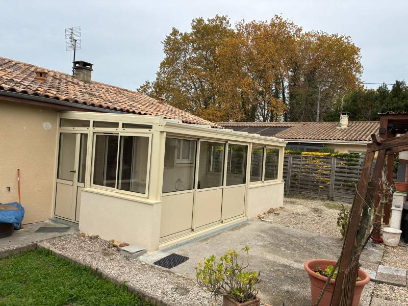 Lignes épurées : Le mariage parfait entre l'aluminium gris clair et le design contemporain à Lamarque.