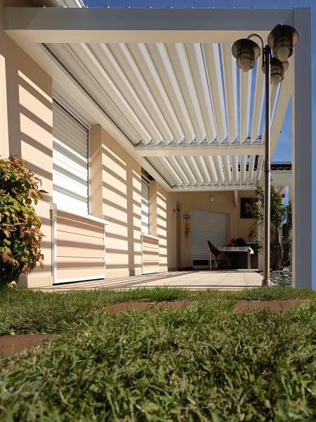 Pergola bioclimatique a lames orientables