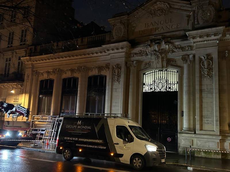 Livraison de fenêtres en aluminium noir pour la Banque de France à Bordeaux