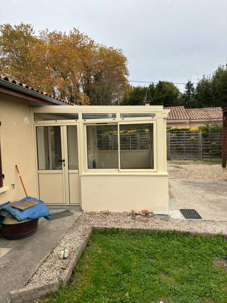 Harmonie grise : Quand l'aluminium gris clair transforme l'architecture d'une maison à Lamarque.