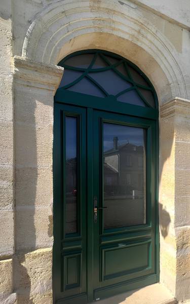 Porte d’entrée en bois installée au Cap Ferret par Mondial Menuiseries
