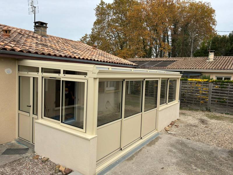 Confort thermique : Focus sur une toiture mixte quatre saisons pour cette nouvelle véranda alu installée à Lamarque.