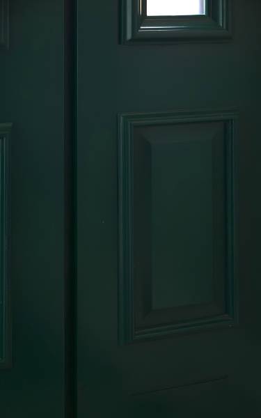 Pose de la porte Lutece Zilten Bois Confort dans une maison neuve au Cap Ferret