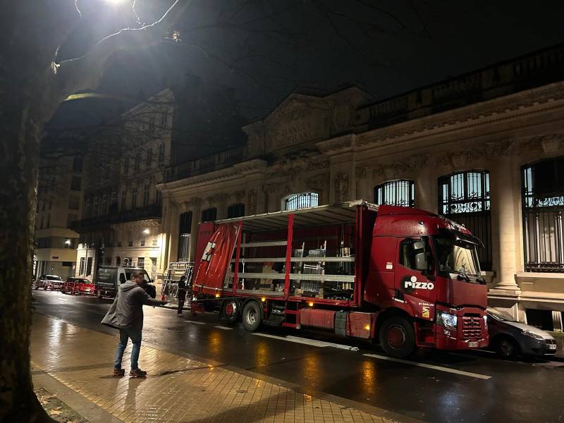 Livraison de fenêtres en aluminium noir pour la Banque de France à Bordeaux