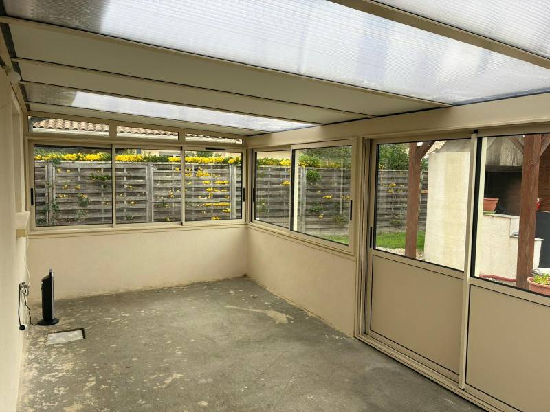 Un nouvel espace de vie : Ouverture totale sur l'extérieur à Lamarque avec ces grandes baies coulissantes en aluminium.