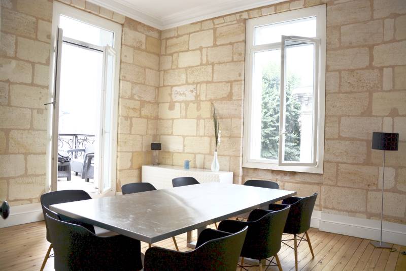 Installation sur mesure de menuiseries durables par Mondial Menuiseries.