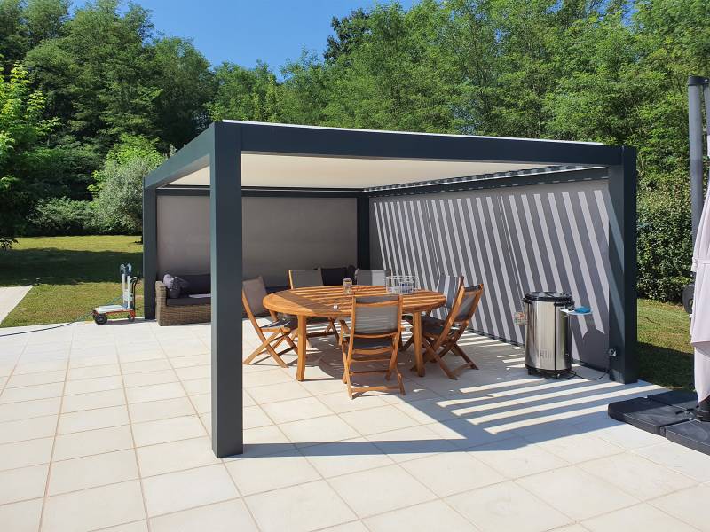 pergola bioclimatique motorisée en aluminium à lames orientables à Lesparre-Médoc