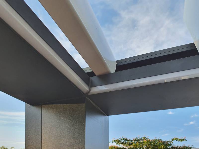 pergola bioclimatique motorisée en aluminium à lames à Lesparre-Médoc