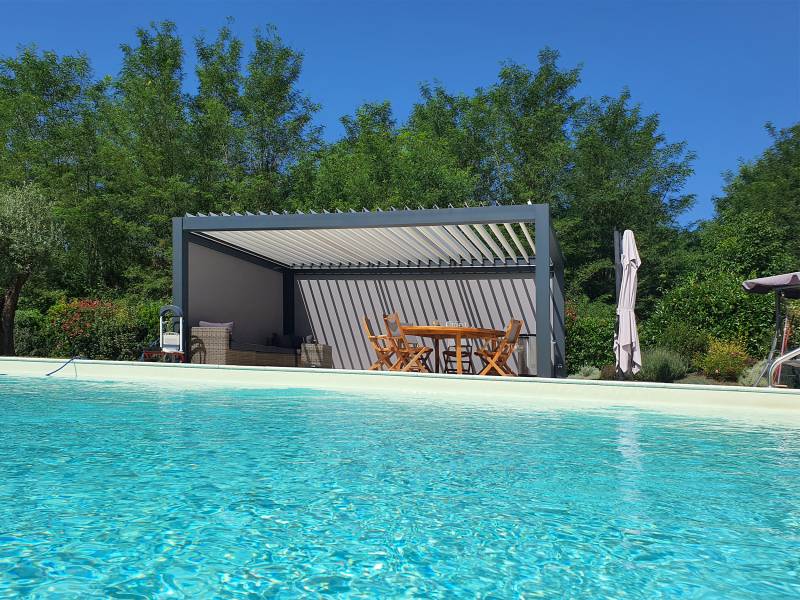 pergola bioclimatique en alu à lames orientables dans le Médoc