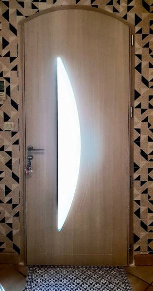 Pose et installation d’une porte d’entrée mixte bois/alu Zilten cintrée à Libourne