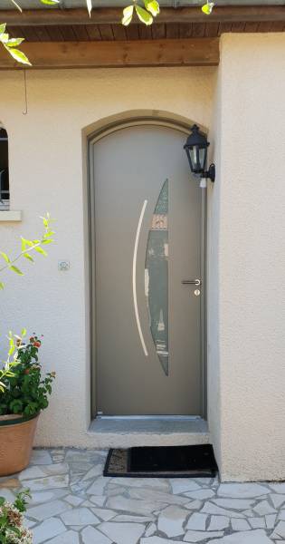 Pose et installation d’une porte d’entrée mixte bois/alu Zilten cintrée à Libourne