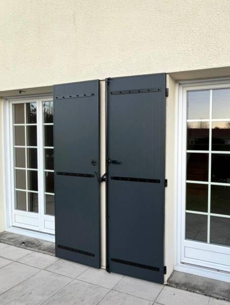 Installation de volets battants aluminium gris anthracite Bordeaux