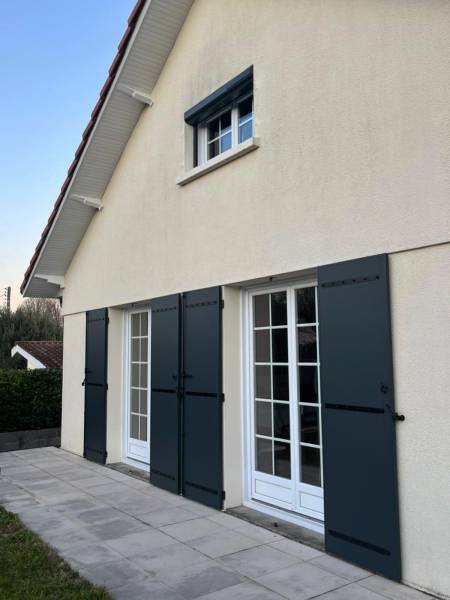 Pose de volets battants aluminium gris anthracite Bordeaux