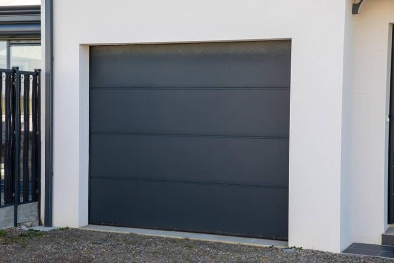Quelle est la différence entre une porte de garage sectionnelle et une porte de garage basculante ?