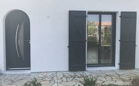 La société Mondial Menuiserie vous partage des techniques pour nettoyer vos volets en aluminium plus facilement